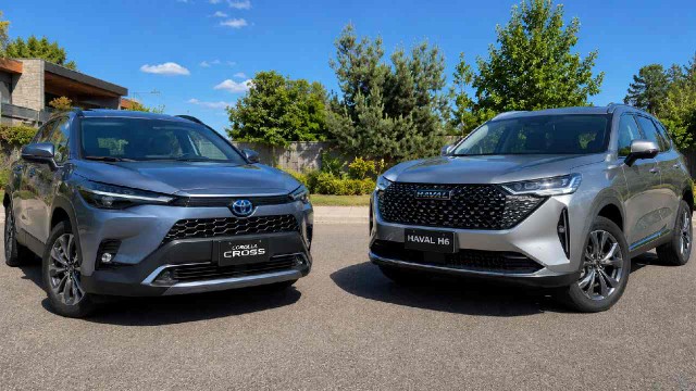 Toyota Corolla Cross Hybrid y Haval H6 HEV estacionados en CABA