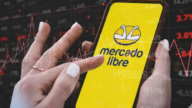 Gráfico de acciones de Mercado Libre en Nasdaq con tendencia a la baja