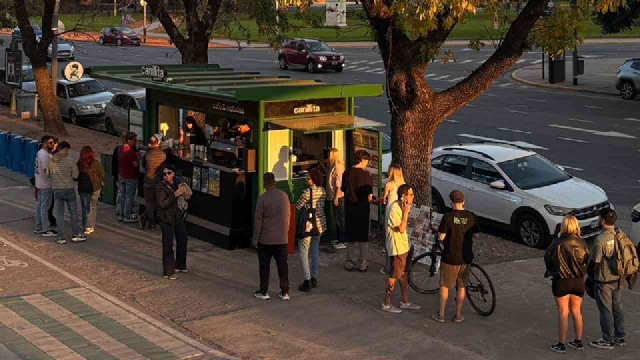 Puesto de diarios convertido en cafetería Canillita en CABA