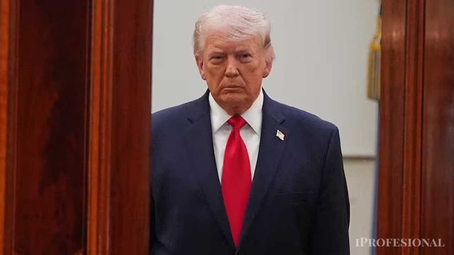 Donald Trump durante discurso en cena privada del Forum Club en West Palm Beach