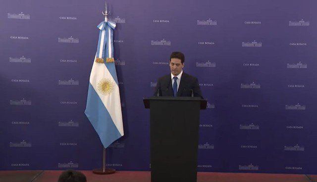 Adrián Ravier en conferencia de prensa como vocero presidencial