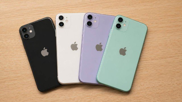iPhone 11 con pantalla encendida mostrando la interfaz de iOS