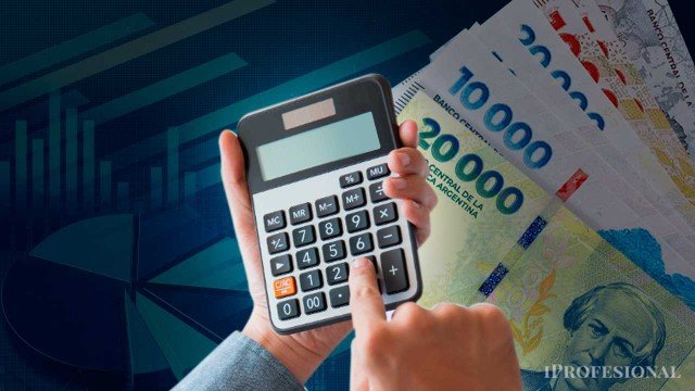 Persona revisando documentos financieros en una oficina bancaria
