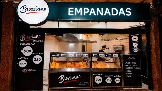 Local de Brozziano con empanadas en exhibición