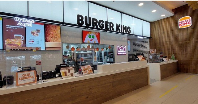 Local de Burger King en La Plata con persianas bajas