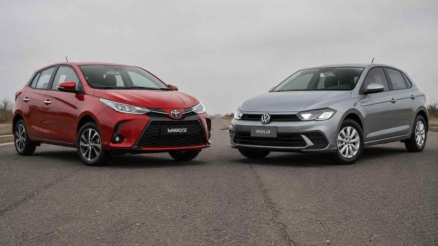 Volkswagen Polo y Toyota Yaris estacionados