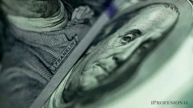 Gráfico de dólares y billetes sobre fondo azul