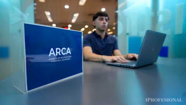 Contadores revisando documentos fiscales