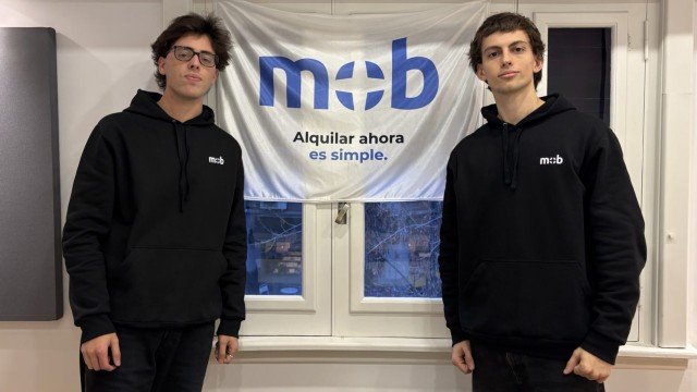 Aplicación MOB en teléfono móvil mostrando propiedades en alquiler en CABA