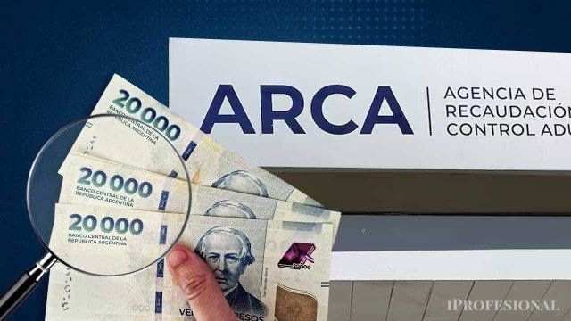 Calculadora y billetes sobre mesa representando impuestos
