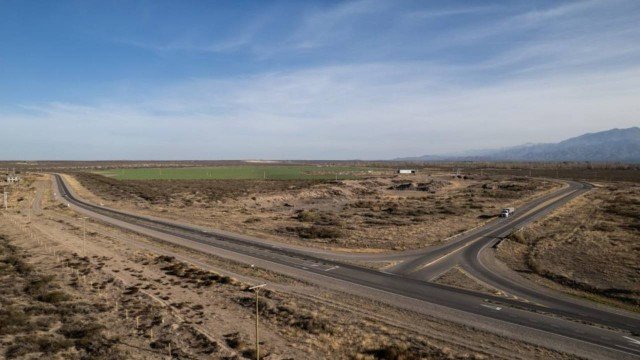Ruta nacional en proceso de reparación con maquinaria vial