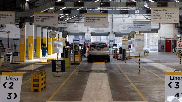 Taller mecánico realizando revisión técnica vehicular
