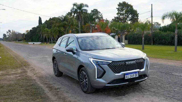 Haval Jolion Pro HEV Supreme color gris, vista frontal, estacionado