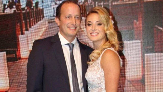 Jésica Cirio entregando su teléfono a la Justicia