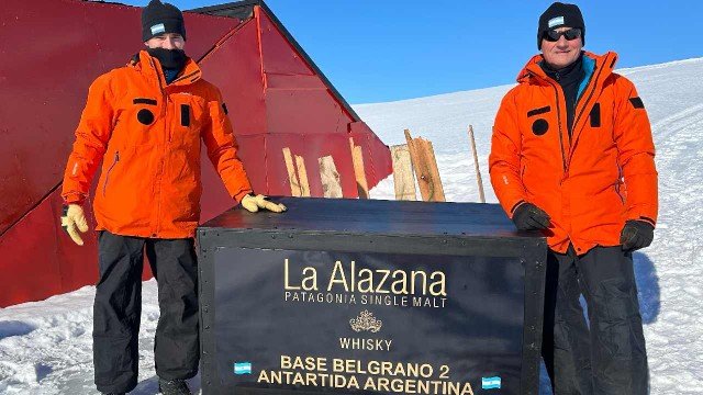 Barricas de whisky en la Base Marambio, Antártida