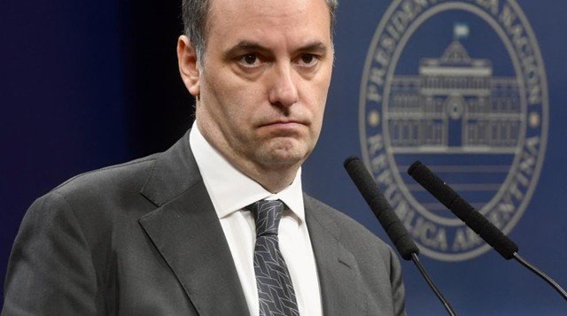 Manuel Adorni en una reunión de directorio de YPF