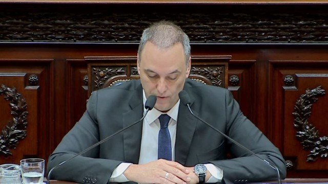 Manuel Adorni, jefe de Gabinete, en una conferencia de prensa