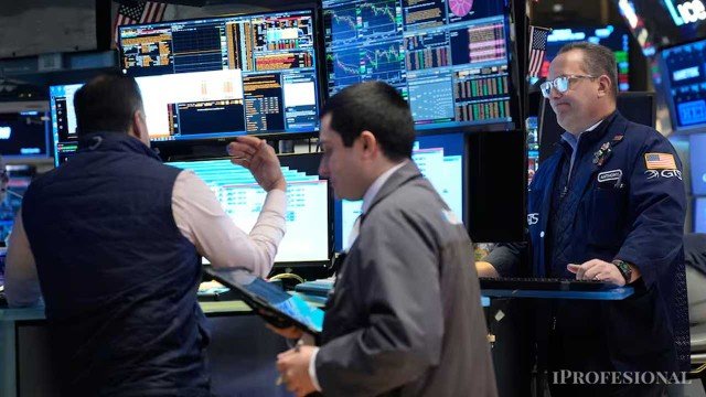 Pantalla con cotizaciones de la bolsa argentina y el riesgo país en 428 puntos