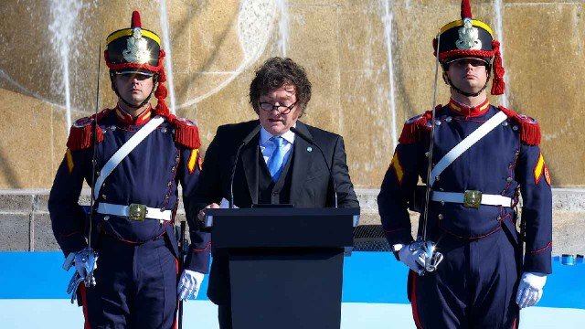 Javier Milei en el Monumento Nacional a la Bandera de Rosario durante el acto por el Día de la Bandera
