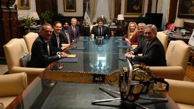 Javier Milei y Ajay Banga en reunión en Washington