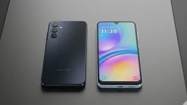 Teléfonos celulares en exhibición en una tienda de electrónica en Buenos Aires