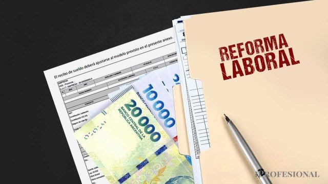 Documentos y calculadora sobre reforma laboral en oficina