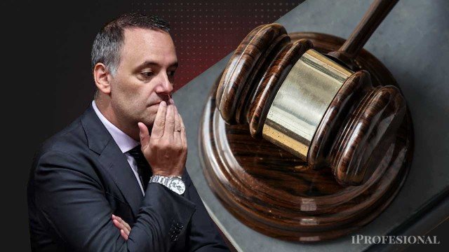 Manuel Adorni en el despacho de la Jefatura de Gabinete