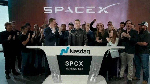 Campana de apertura del Nasdaq con el logo de SpaceX