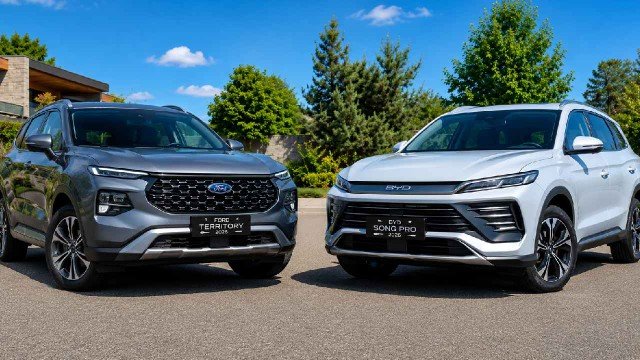 Ford Territory y BYD Song Pro estacionados de frente