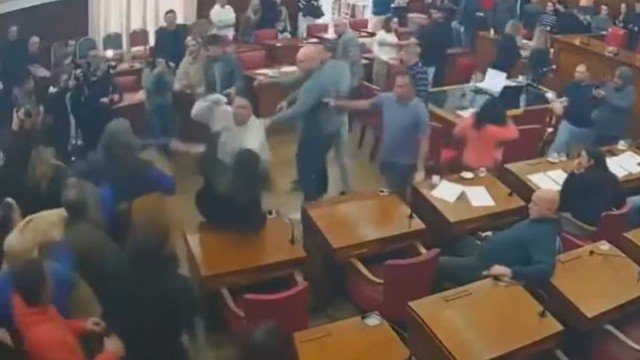 Personas forcejeando en el recinto del Concejo Deliberante de Mar del Plata durante una sesión