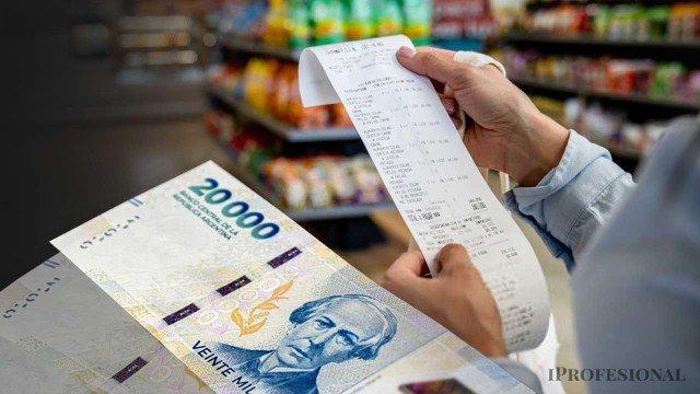 Productos en góndola de supermercado con etiquetas de precio en CABA