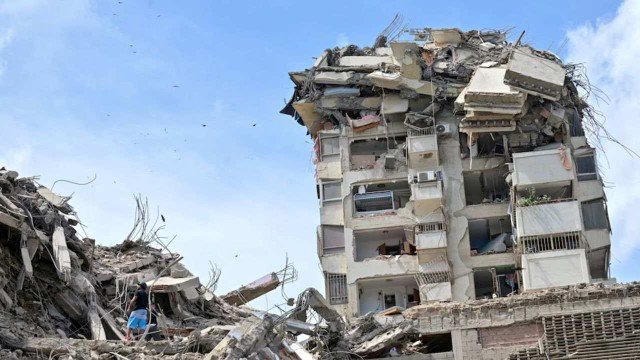 Equipos de rescate trabajan entre escombros en zona afectada por terremoto en Venezuela
