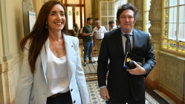 Meme de Silvio Soldán con un pendrive y la frase ¿Y si esta semana te toca a vos?