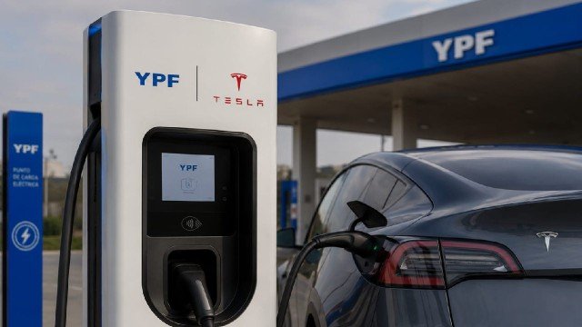 Firma de carta de intención entre YPF y Tesla en Texas