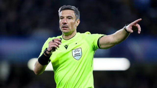 Árbitro Slavko Vincic durante un partido de fútbol