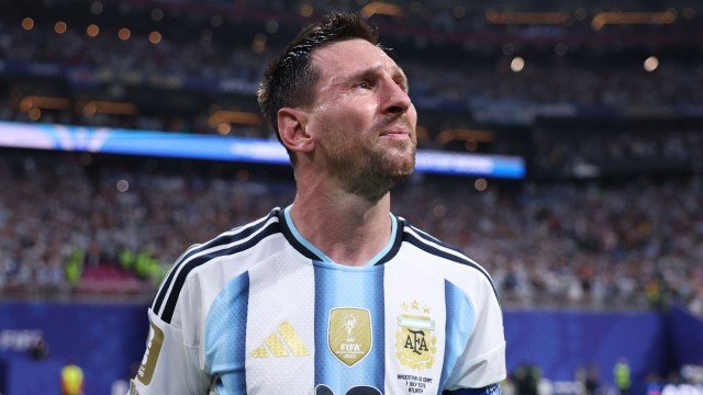 Jugadores de Argentina e Inglaterra en el campo de juego durante la semifinal del Mundial 2026