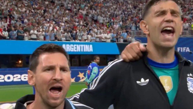 Jugadores de la Selección argentina entonando el himno nacional antes del partido contra Inglaterra en el Atlanta Stadium