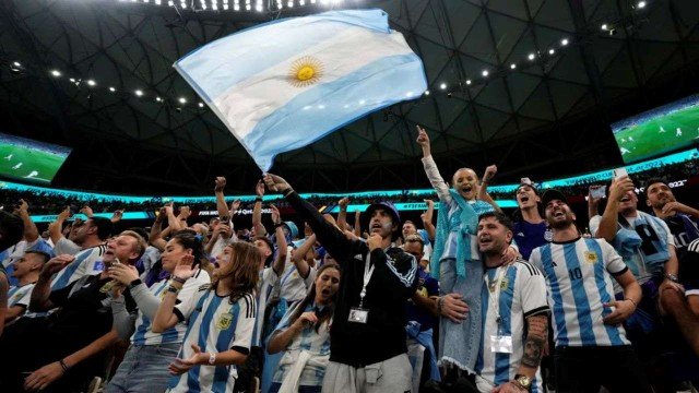 Hinchas argentinos celebrando en el estadio durante el partido Argentina vs Cabo Verde del Mundial 2026