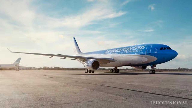 Avión de Aerolíneas Argentinas en pista de aeropuerto
