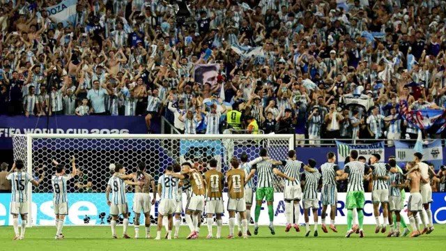 Estadio de Atlanta con banderas argentinas y jugadores de la Selección