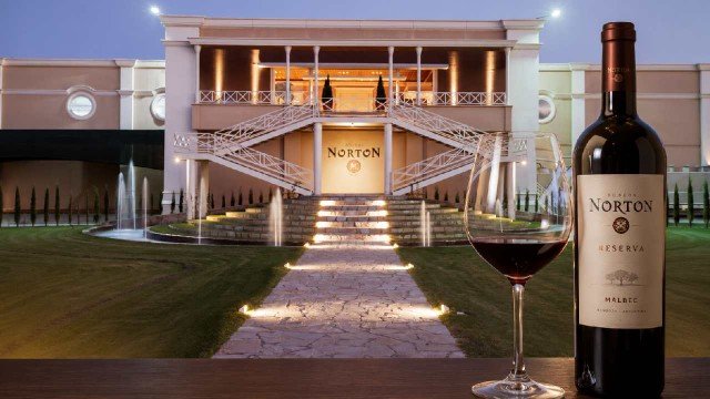 Fachada de la bodega Norton en Mendoza