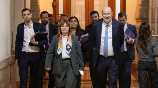 Patricia Bullrich y Federico Sturzenegger reunidos en el Senado