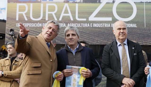 Luis Caputo durante su visita a la Exposición Rural de Palermo