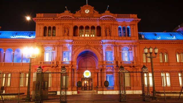 Casa Rosada con banderas argentinas