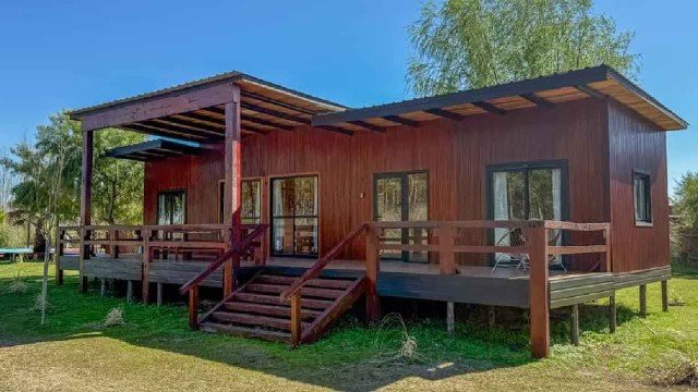 Casa prefabricada de madera modelo Soleil con amplios ventanales y galería frontal