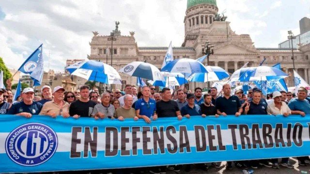 Dirigentes sindicales en reunión de la CGT