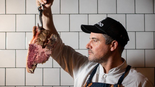Interior de Somos Asado, parrilla en Villa Crespo, con cámara de maduración vidriada