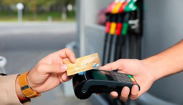 Estación de servicio con surtidores de YPF, Shell, Axion y Puma