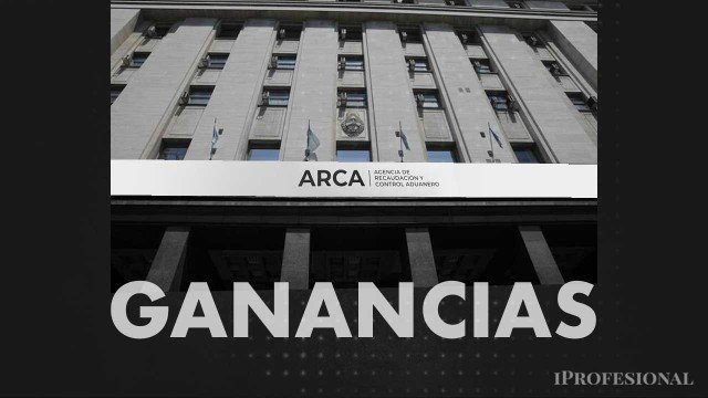 Contadores reunidos en una oficina discutiendo estrategias fiscales
