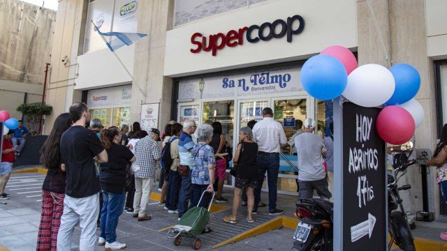 Fachada de supermercado Supercoop en la Ciudad de Buenos Aires